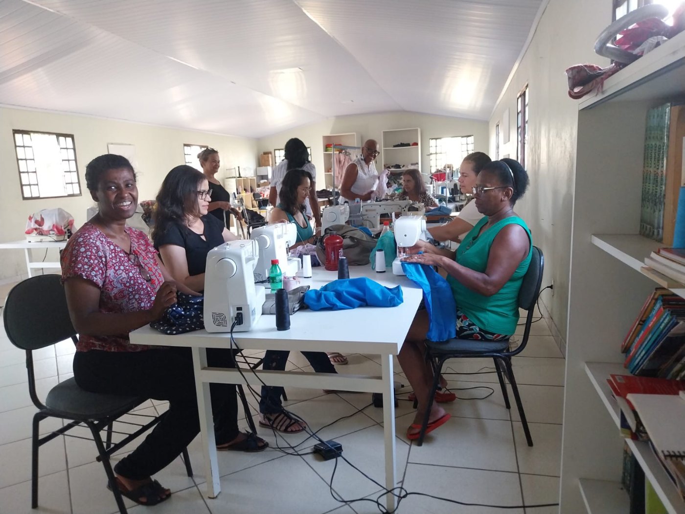 Turma de corte e costura trabalhando nas máquinas