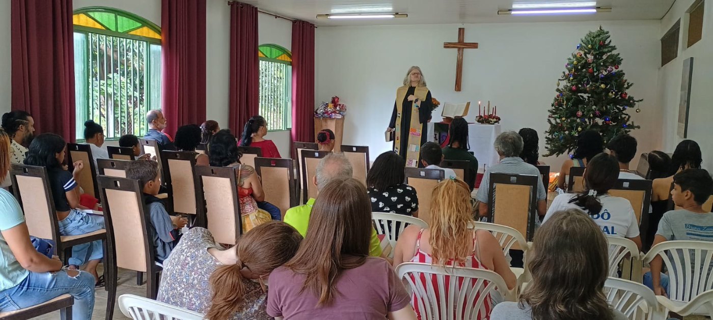 Comunidade reunida em culto na Casa da Esperança