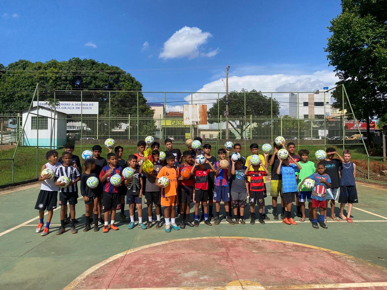 Crianças da escolinha de futsal na quadra