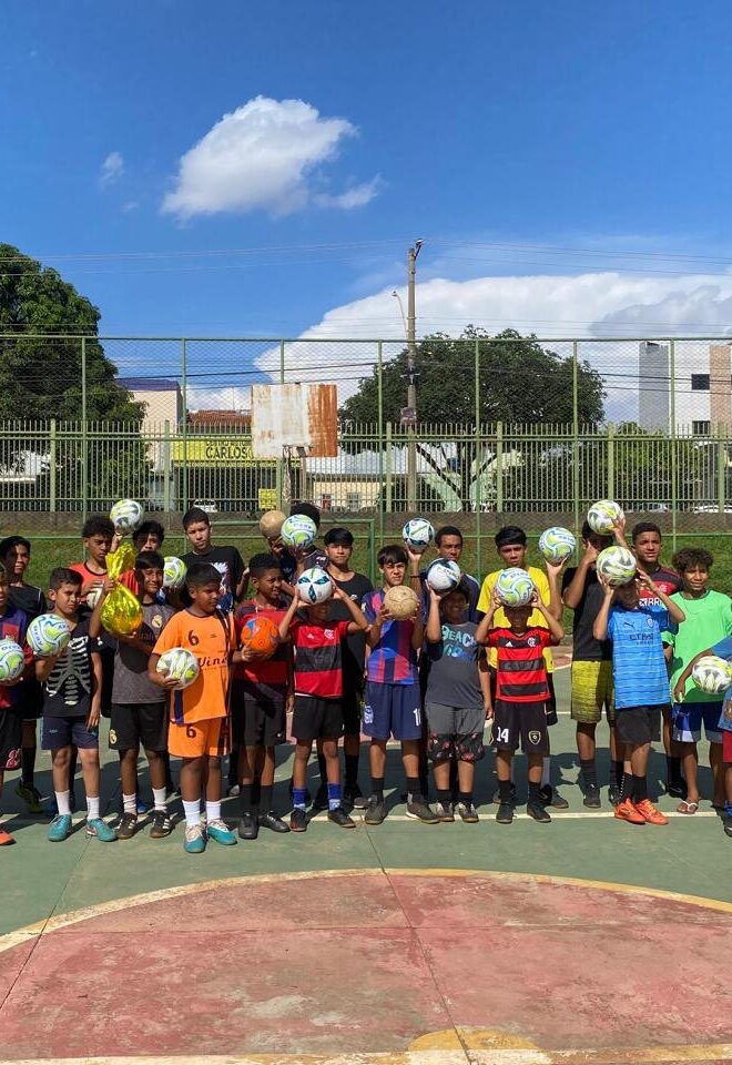 FOTO PRINCIPAL · crianças do Cantinho em atividade