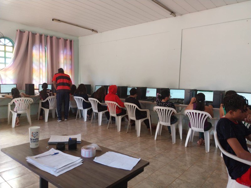 Sala de informática com computadores em uso