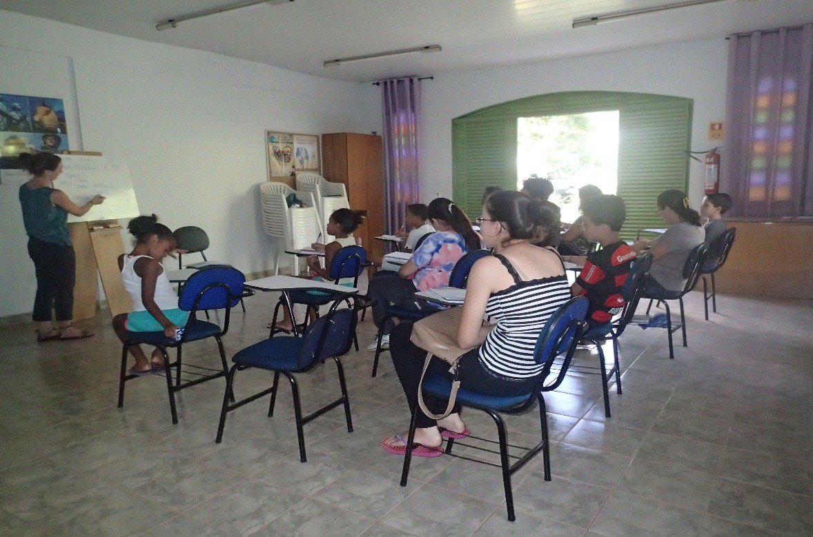 Sala de aula com alunos das aulas de inglês