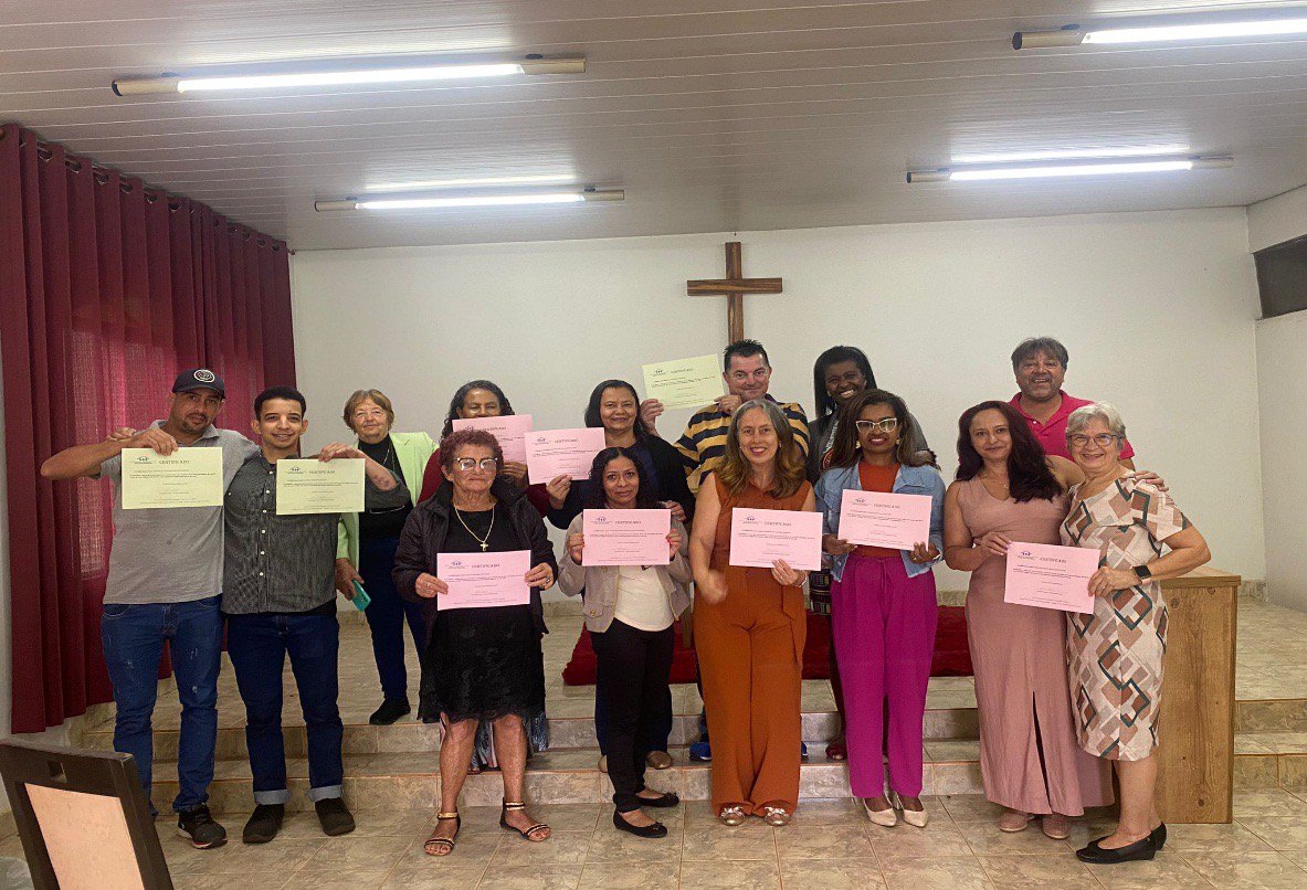 Turma do curso de salgadeiro e confeiteiro recebendo os certificados